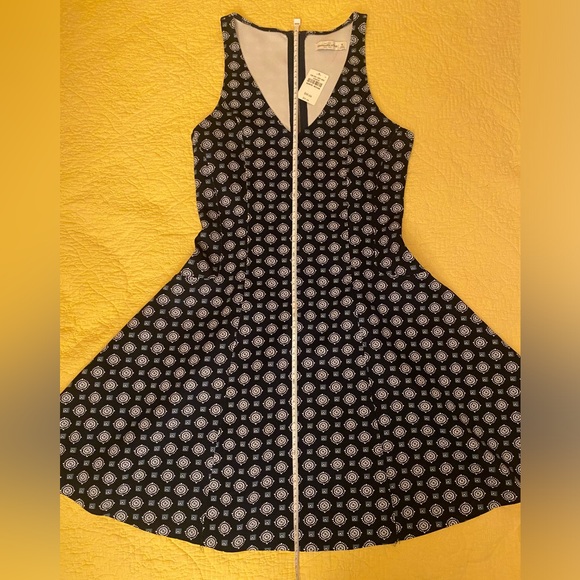 Abercrombie & Fitch, Women’s Scuba Mini Dress with Geometric Pattern - Picture 6 of 8
